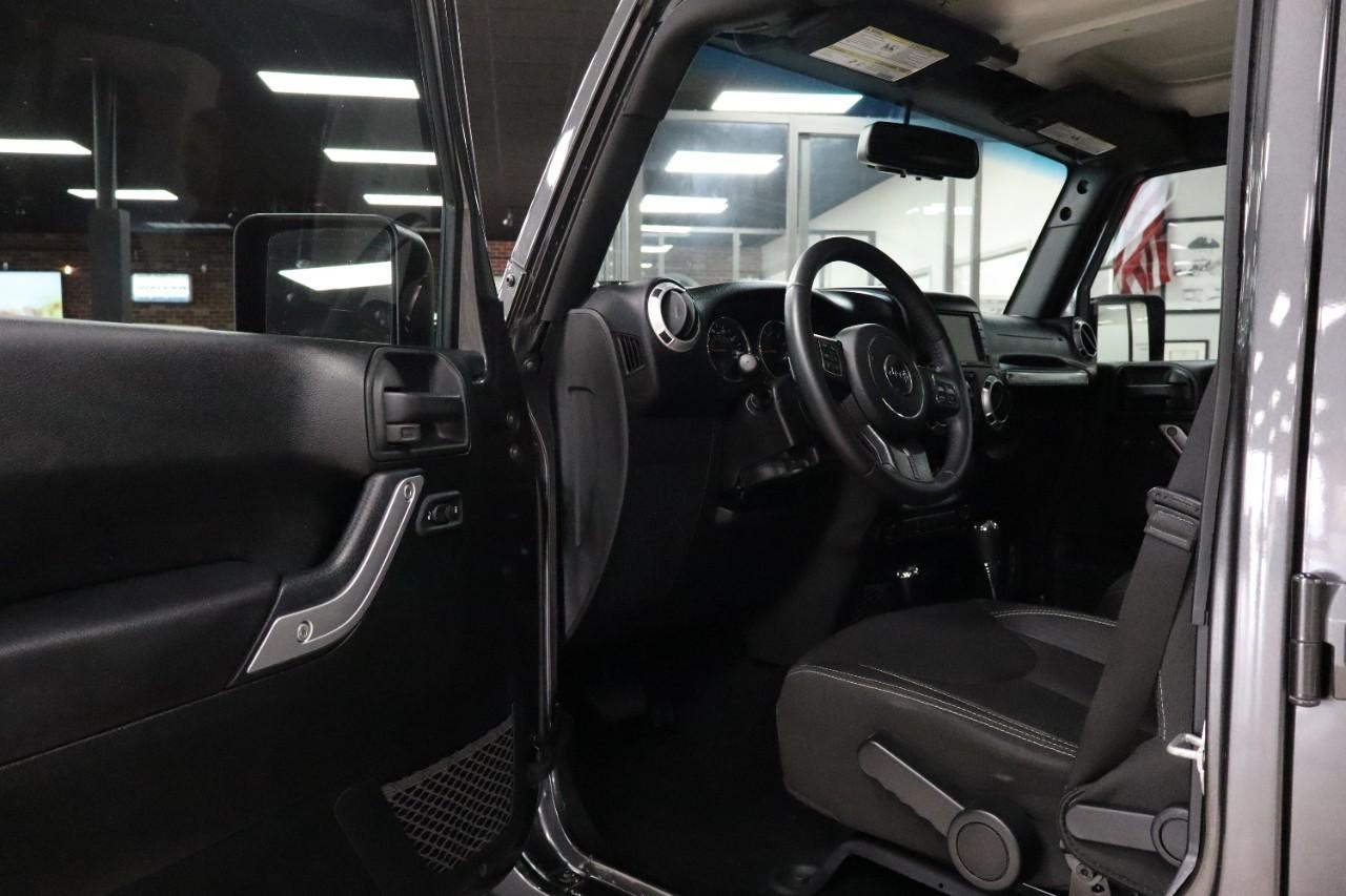 Jeep Wrangler JK Unlimited Vehicle Full-screen Gallery Image 10