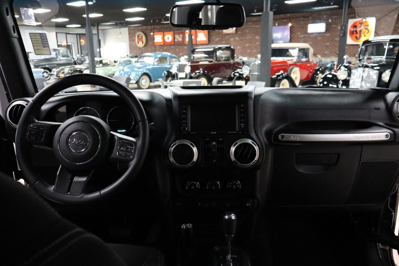 Jeep Wrangler JK Unlimited Vehicle Full-screen Gallery Image 12