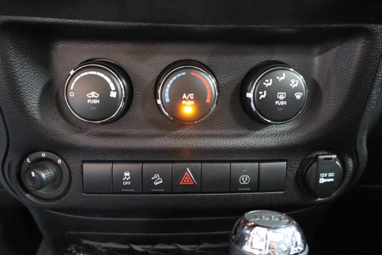 Jeep Wrangler JK Unlimited Vehicle Full-screen Gallery Image 15