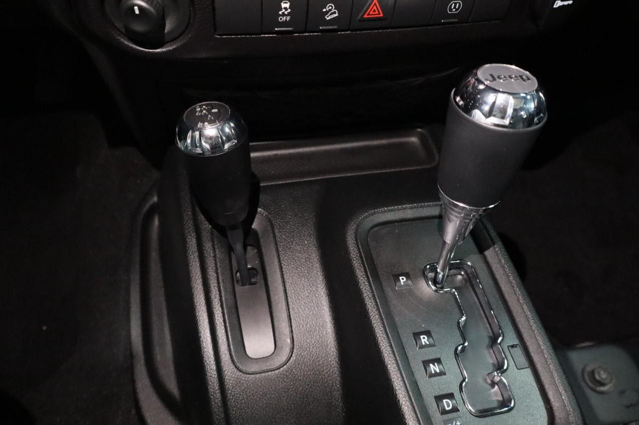 Jeep Wrangler JK Unlimited Vehicle Full-screen Gallery Image 16