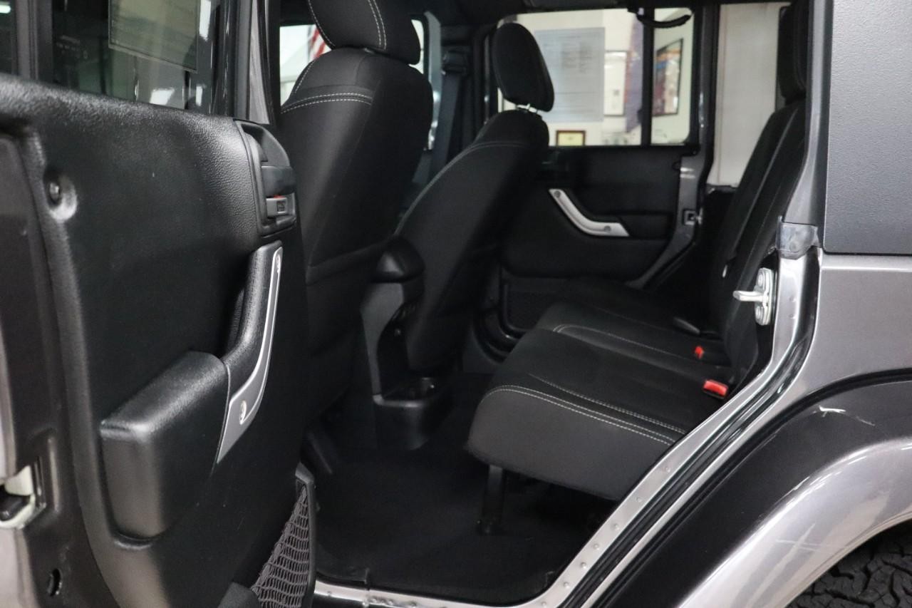 Jeep Wrangler JK Unlimited Vehicle Full-screen Gallery Image 17