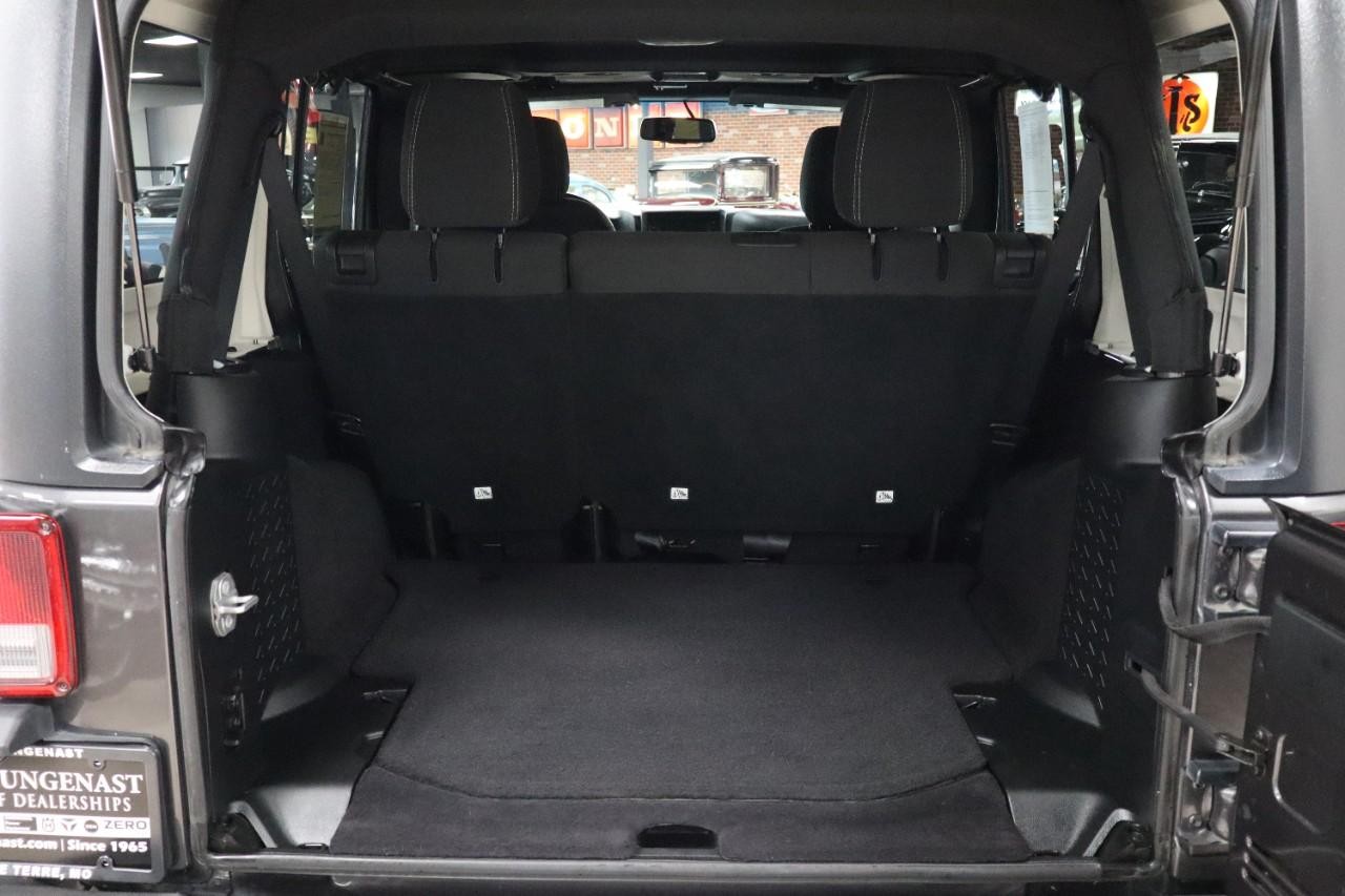 Jeep Wrangler JK Unlimited Vehicle Full-screen Gallery Image 18