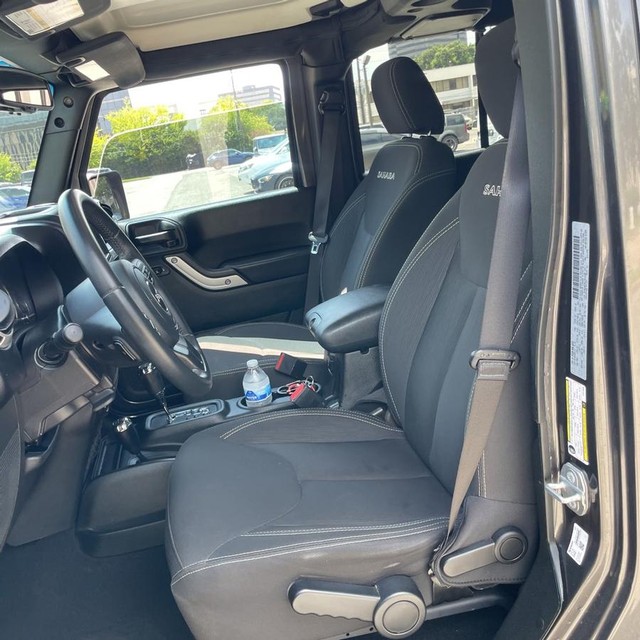 Jeep Wrangler JK Unlimited Vehicle Full-screen Gallery Image 9