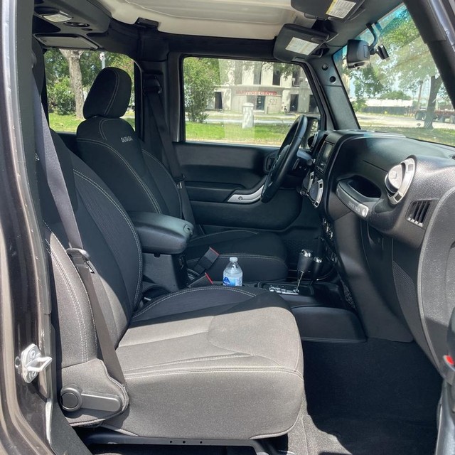 Jeep Wrangler JK Unlimited Vehicle Full-screen Gallery Image 10
