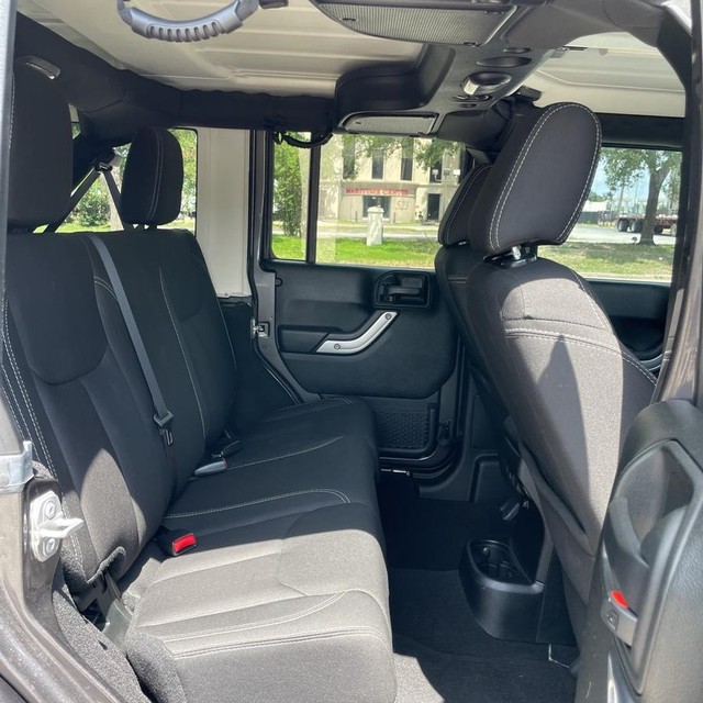 Jeep Wrangler JK Unlimited Vehicle Full-screen Gallery Image 12