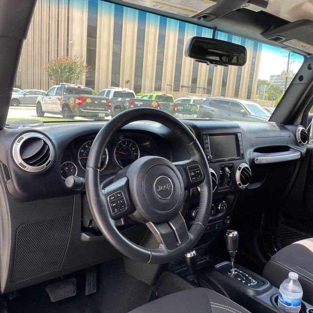 Jeep Wrangler JK Unlimited Vehicle Full-screen Gallery Image 13
