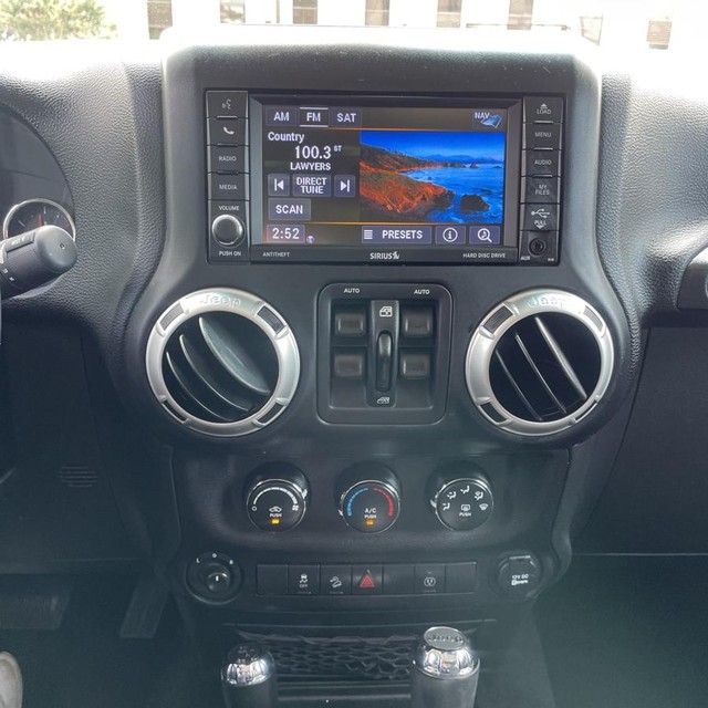 Jeep Wrangler JK Unlimited Vehicle Full-screen Gallery Image 14