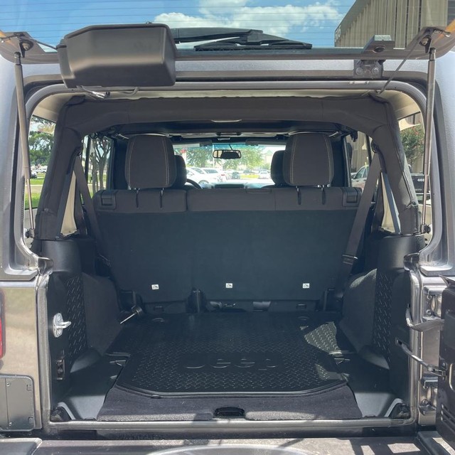 Jeep Wrangler JK Unlimited Vehicle Full-screen Gallery Image 17