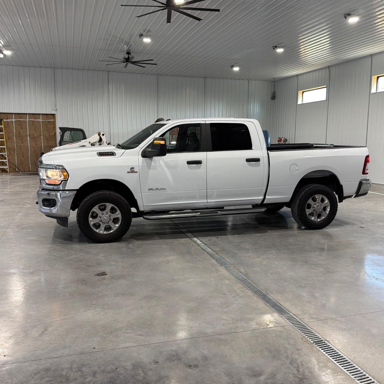 Ram 2500 Vehicle Full-screen Gallery Image 2