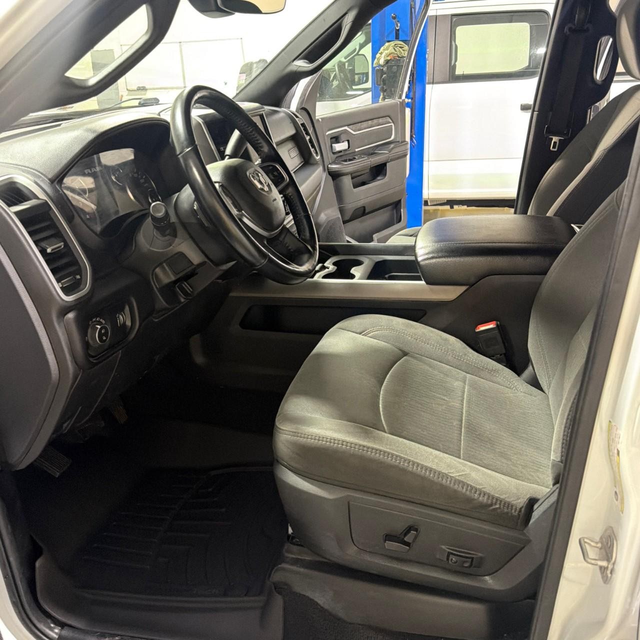 Ram 2500 Vehicle Full-screen Gallery Image 8