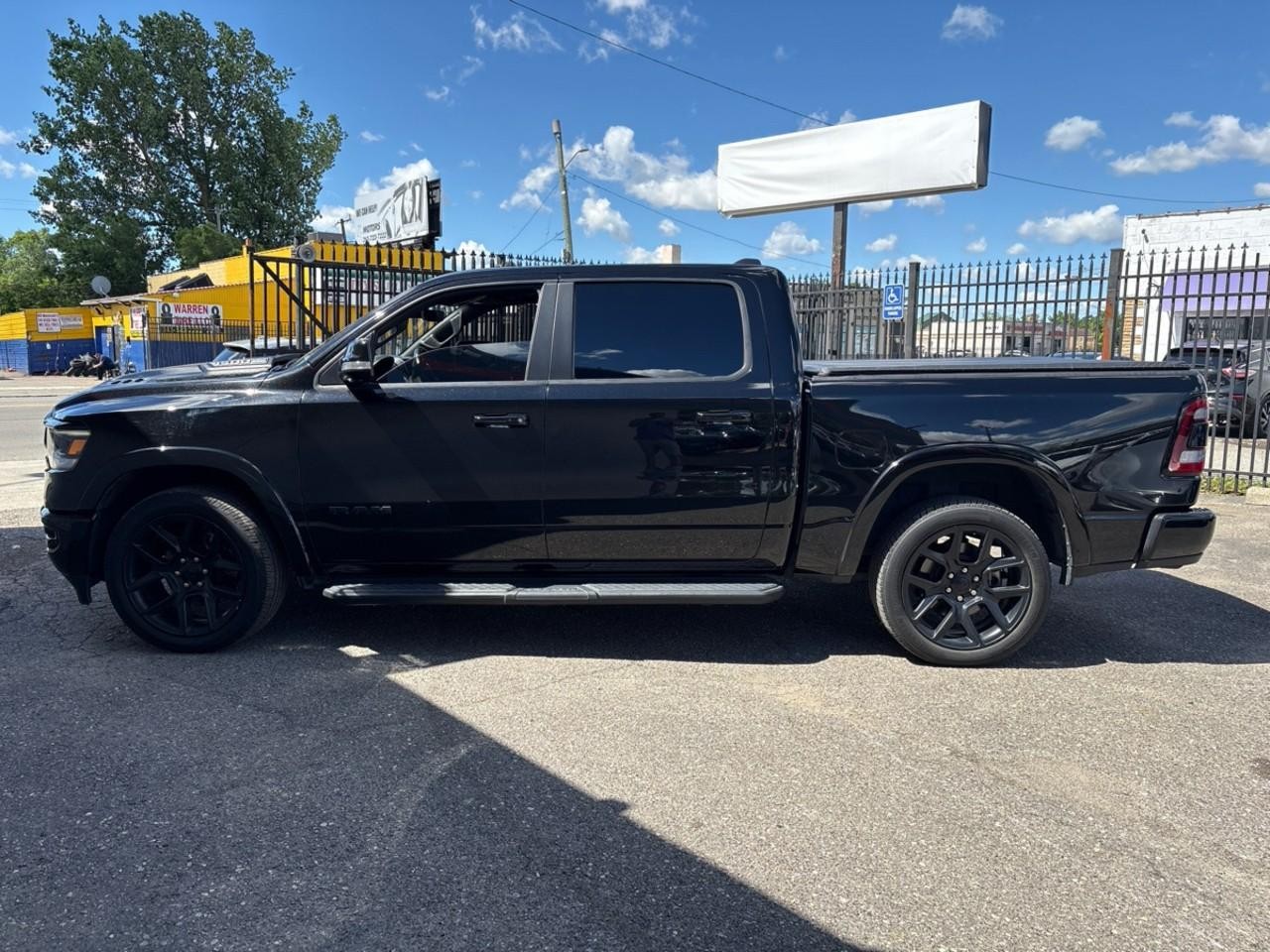 Ram 1500 Vehicle Full-screen Gallery Image 2
