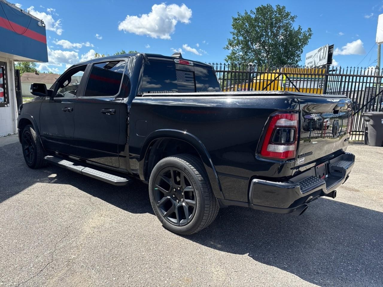 Ram 1500 Vehicle Full-screen Gallery Image 3