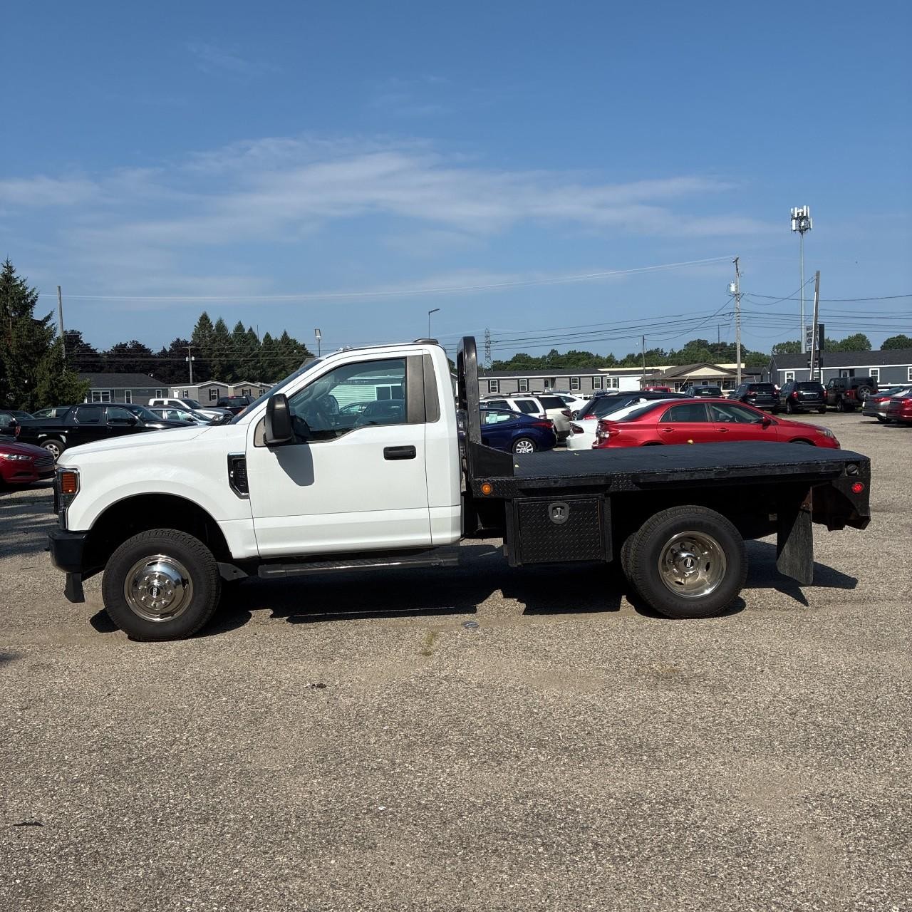 Ford Super Duty F-350 DRW Vehicle Full-screen Gallery Image 2