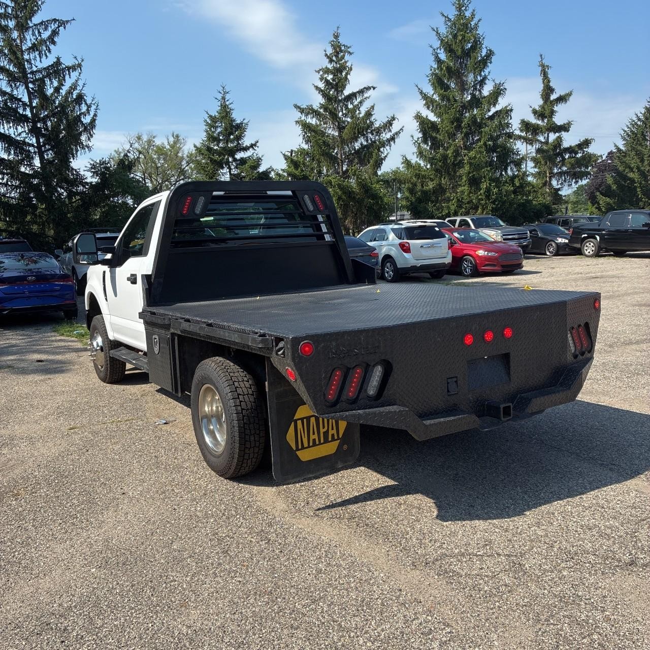 Ford Super Duty F-350 DRW Vehicle Full-screen Gallery Image 3