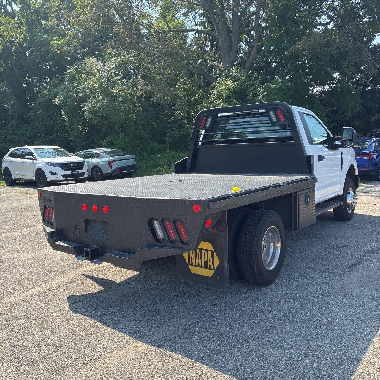 Ford Super Duty F-350 DRW Vehicle Full-screen Gallery Image 5