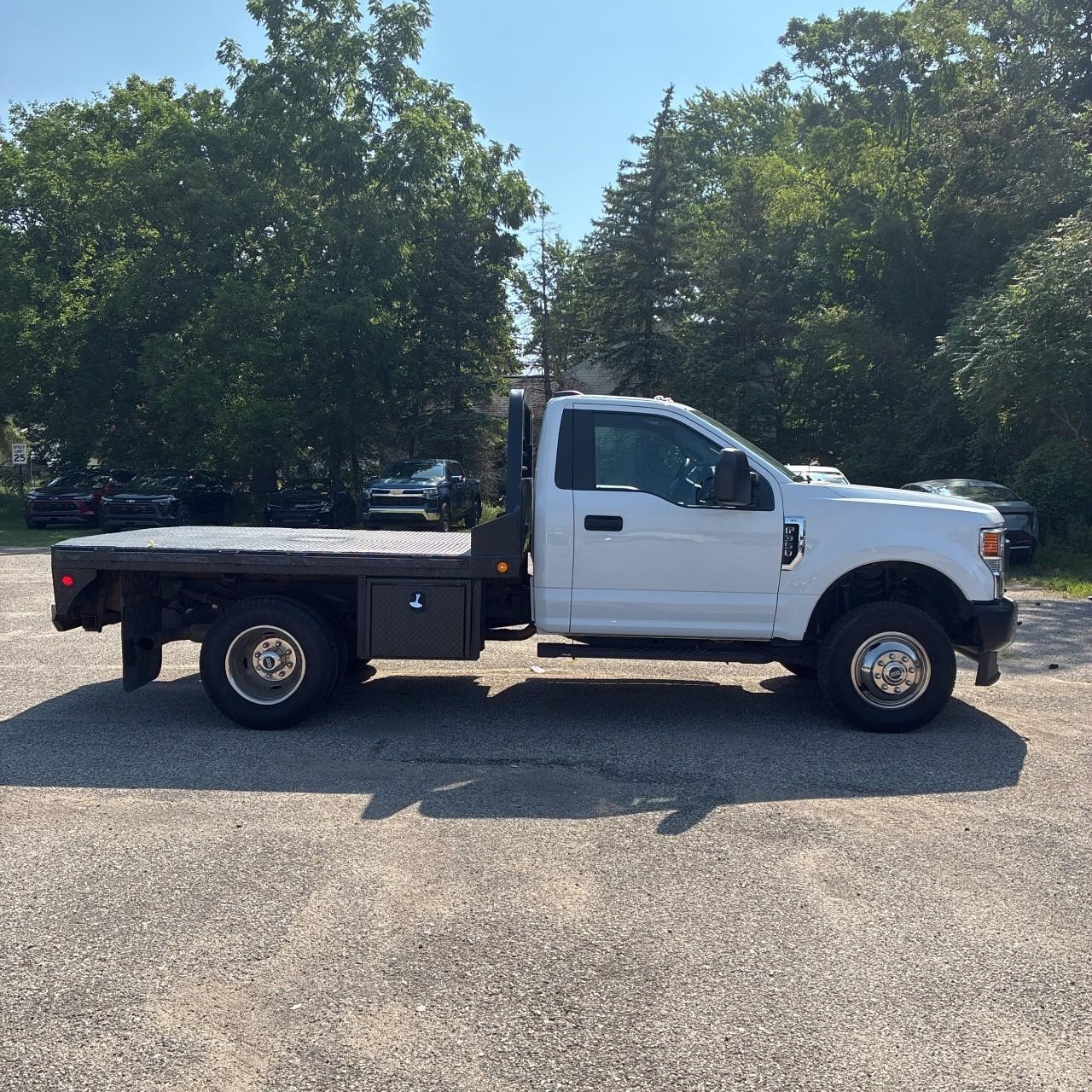 Ford Super Duty F-350 DRW Vehicle Full-screen Gallery Image 6