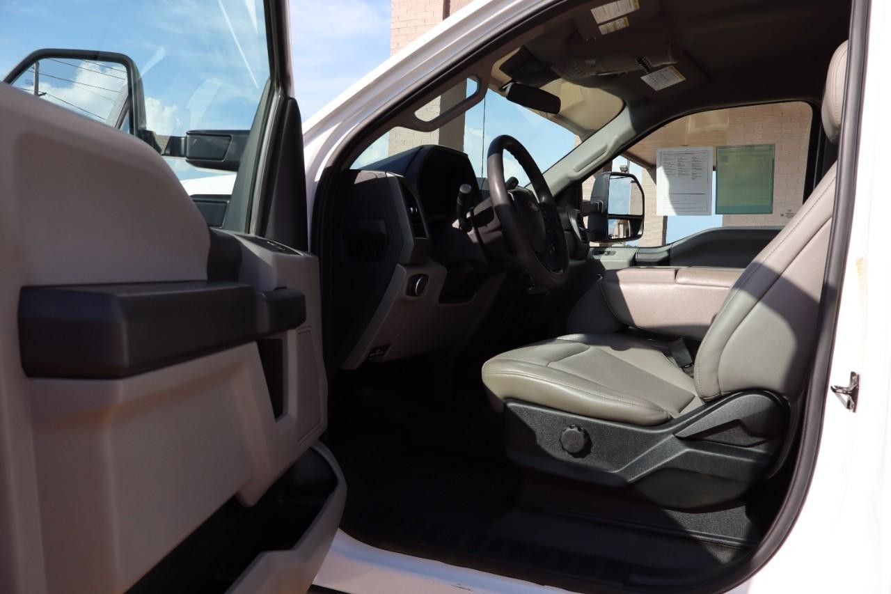 Ford Super Duty F-350 DRW Vehicle Full-screen Gallery Image 9