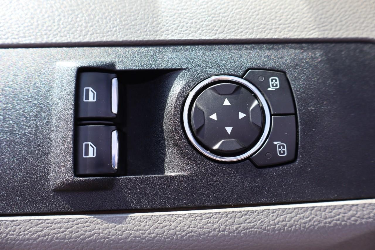 Ford Super Duty F-350 DRW Vehicle Full-screen Gallery Image 11