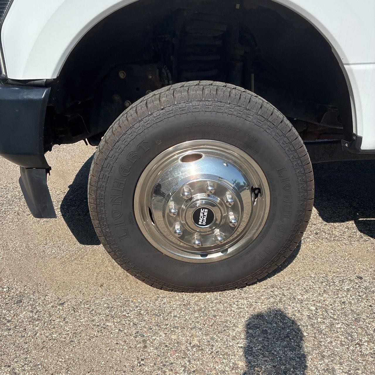 Ford Super Duty F-350 DRW Vehicle Full-screen Gallery Image 17