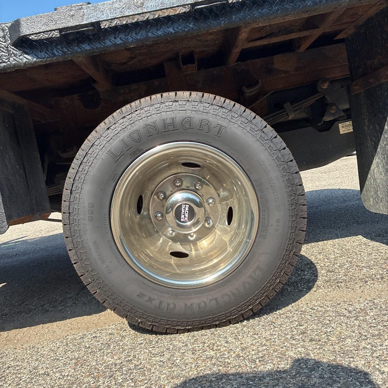 Ford Super Duty F-350 DRW Vehicle Full-screen Gallery Image 18