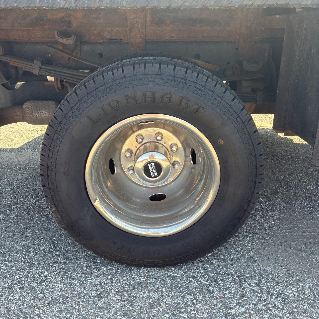 Ford Super Duty F-350 DRW Vehicle Full-screen Gallery Image 19