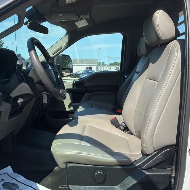 Ford Super Duty F-350 DRW Vehicle Full-screen Gallery Image 9
