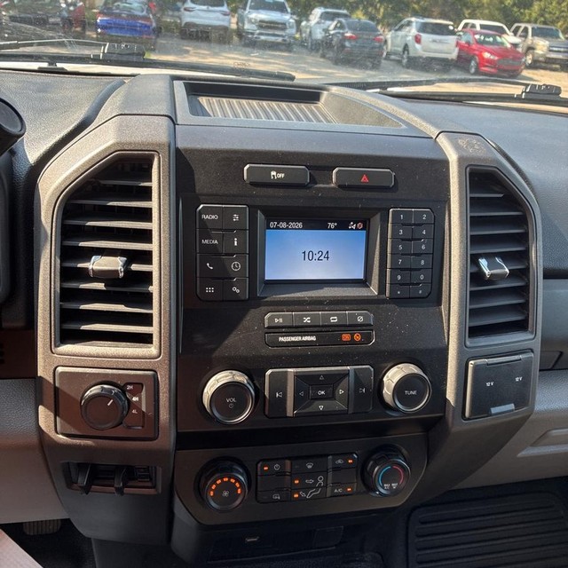 Ford Super Duty F-350 DRW Vehicle Full-screen Gallery Image 11