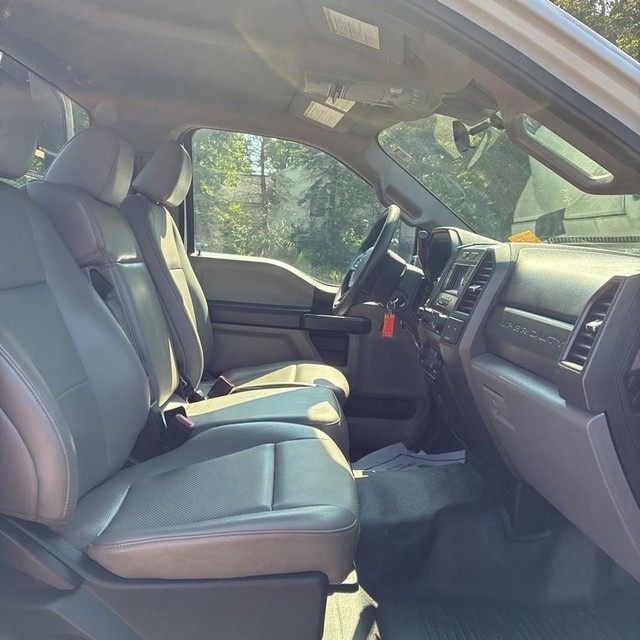 Ford Super Duty F-350 DRW Vehicle Full-screen Gallery Image 15