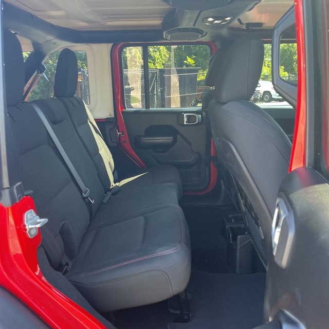 Jeep Wrangler Unlimited Vehicle Full-screen Gallery Image 12