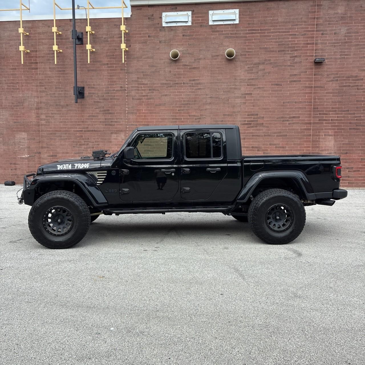 Jeep Gladiator Vehicle Full-screen Gallery Image 2