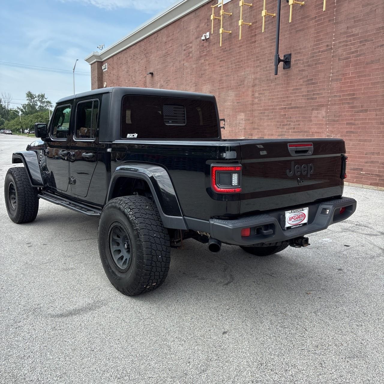 Jeep Gladiator Vehicle Full-screen Gallery Image 3