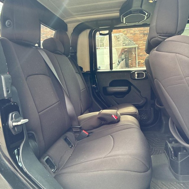 Jeep Gladiator Vehicle Full-screen Gallery Image 11