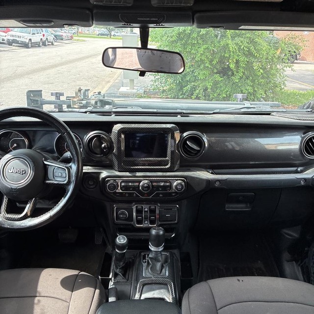 Jeep Gladiator Vehicle Full-screen Gallery Image 12