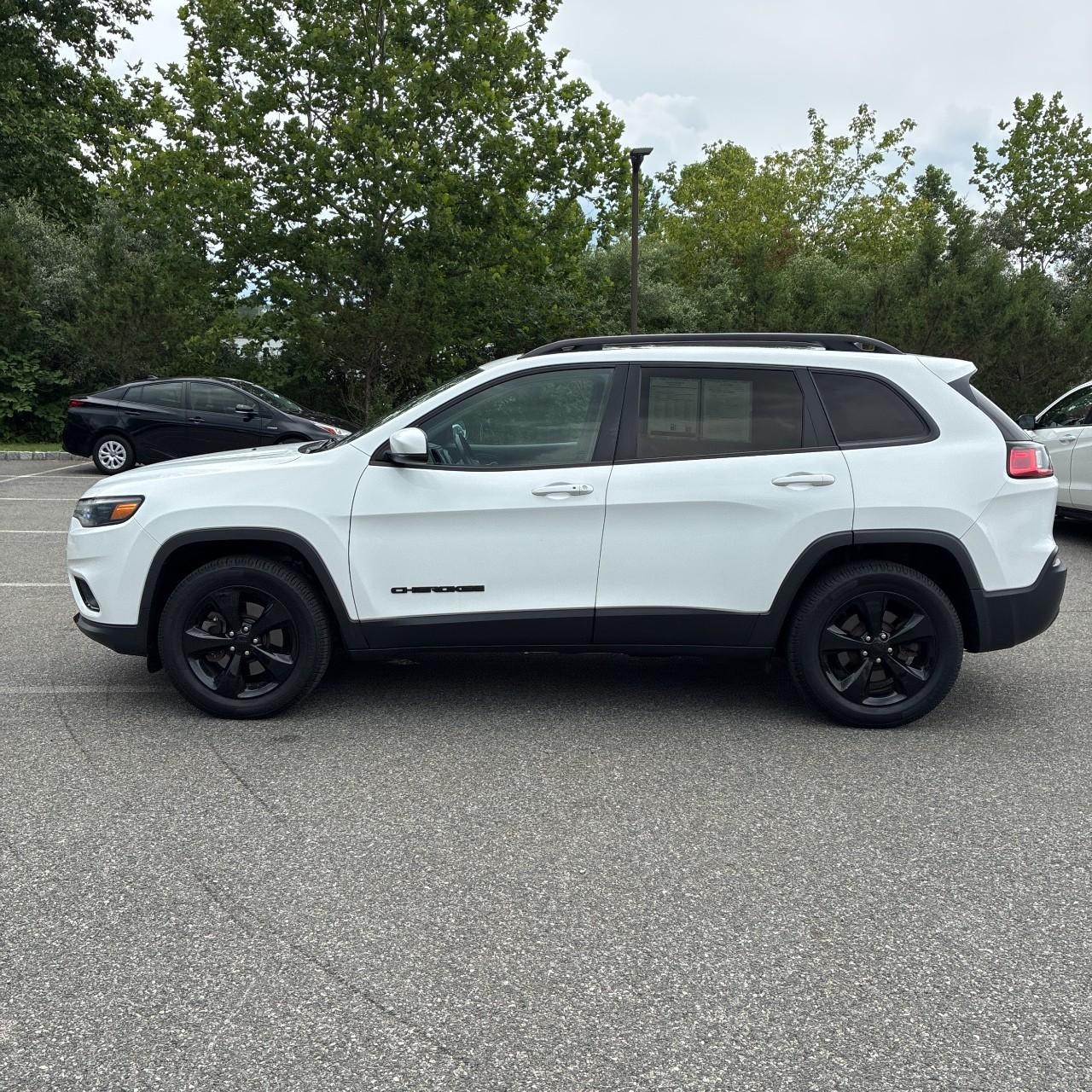Jeep Cherokee Vehicle Full-screen Gallery Image 2