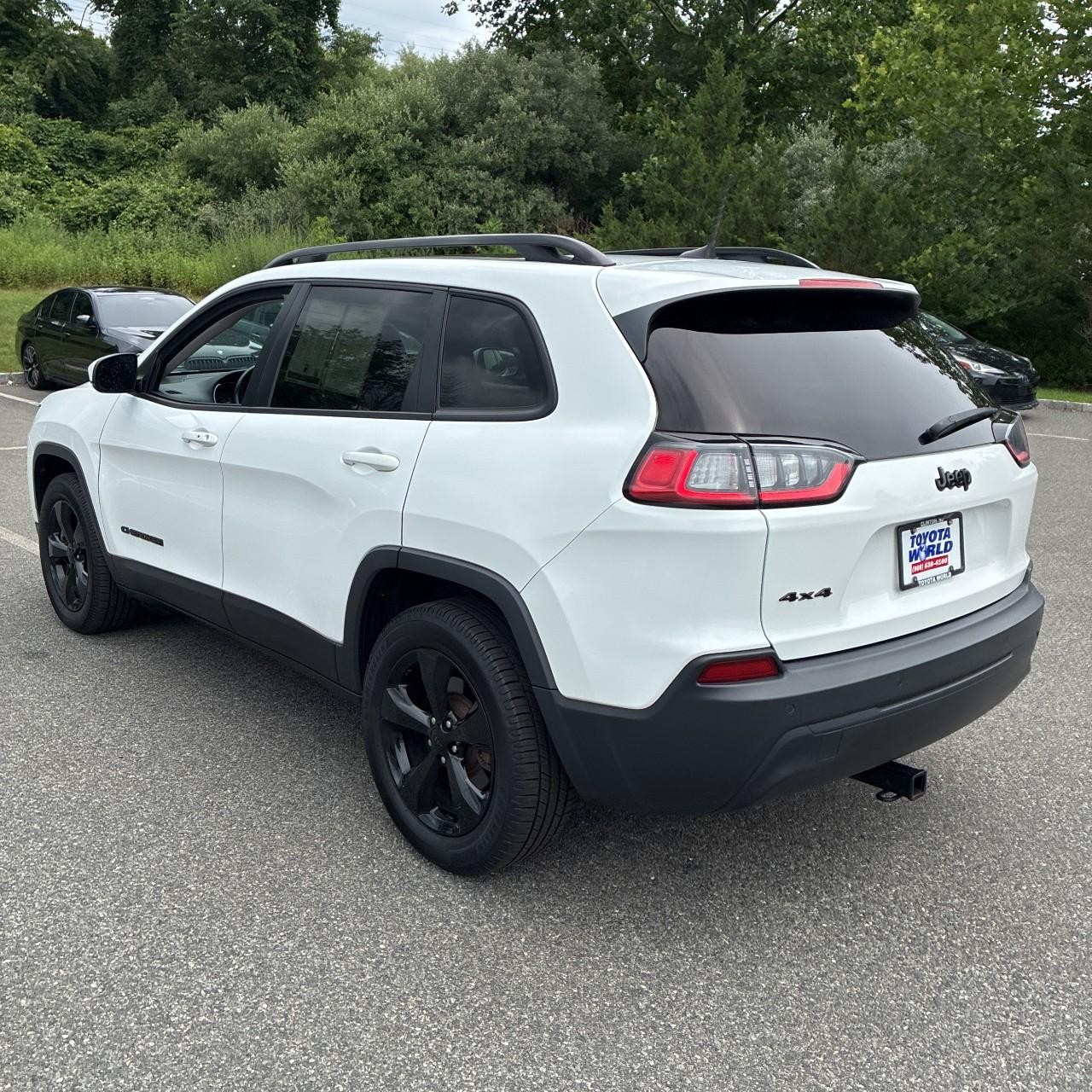 Jeep Cherokee Vehicle Full-screen Gallery Image 3
