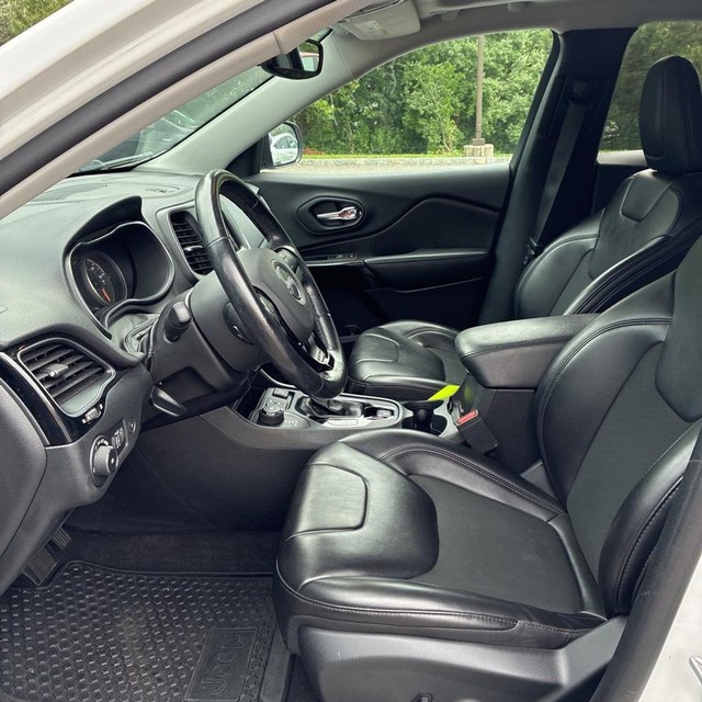 Jeep Cherokee Vehicle Full-screen Gallery Image 7