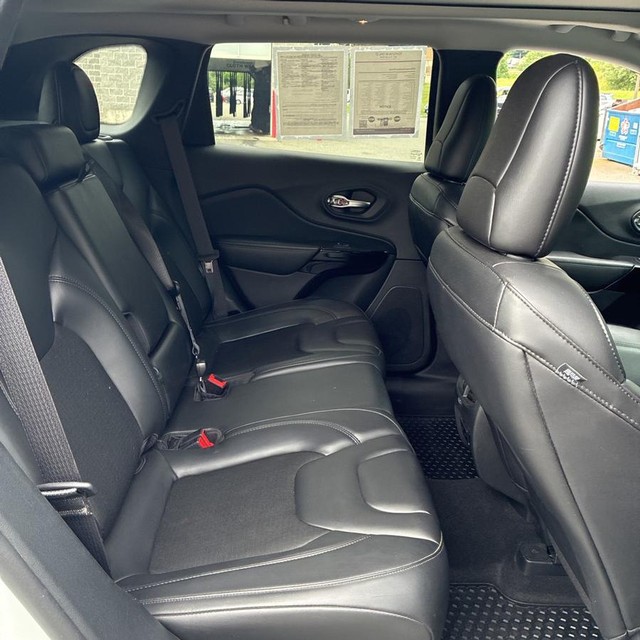 Jeep Cherokee Vehicle Full-screen Gallery Image 10
