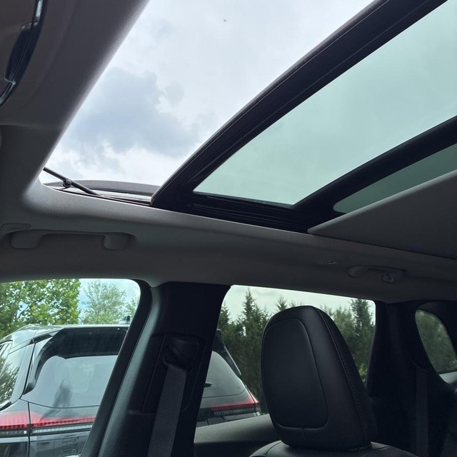 Jeep Cherokee Vehicle Full-screen Gallery Image 11