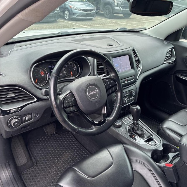 Jeep Cherokee Vehicle Full-screen Gallery Image 12