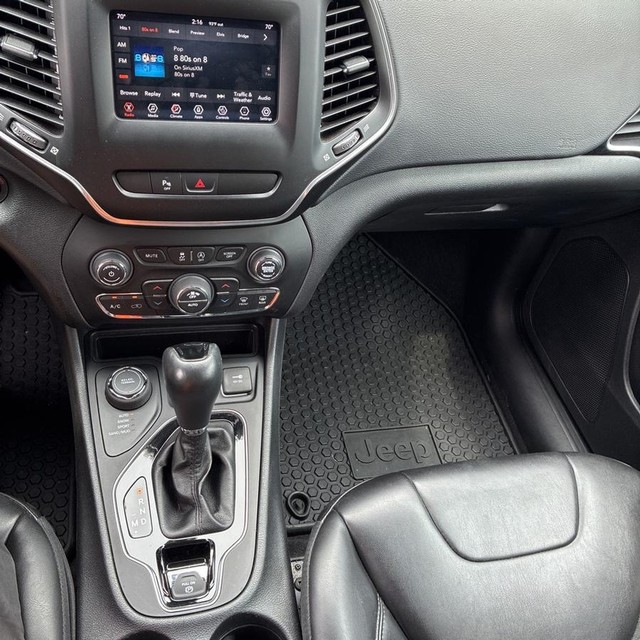 Jeep Cherokee Vehicle Full-screen Gallery Image 13