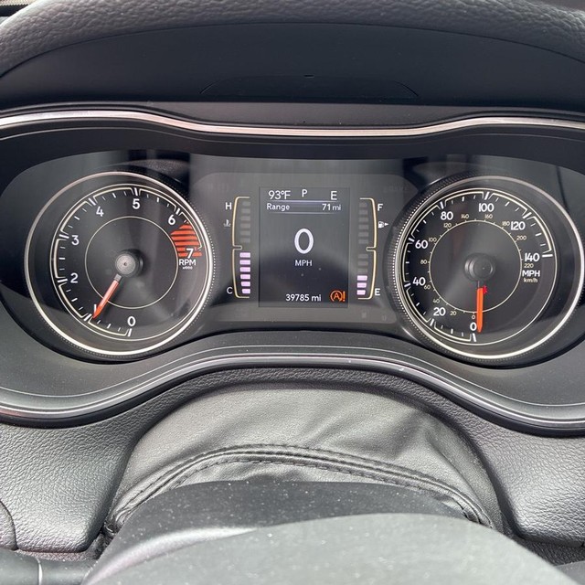 Jeep Cherokee Vehicle Full-screen Gallery Image 15
