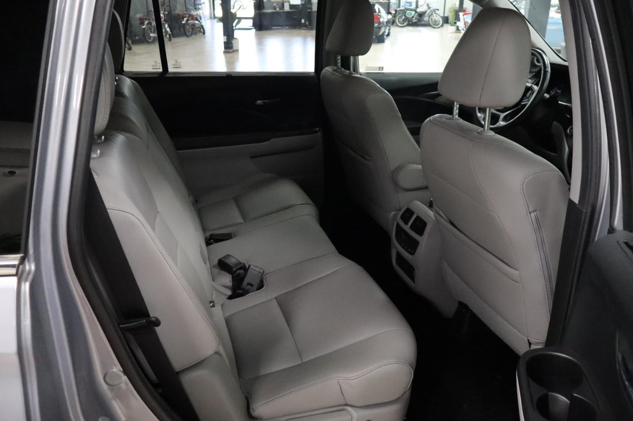 Honda Pilot Vehicle Full-screen Gallery Image 24