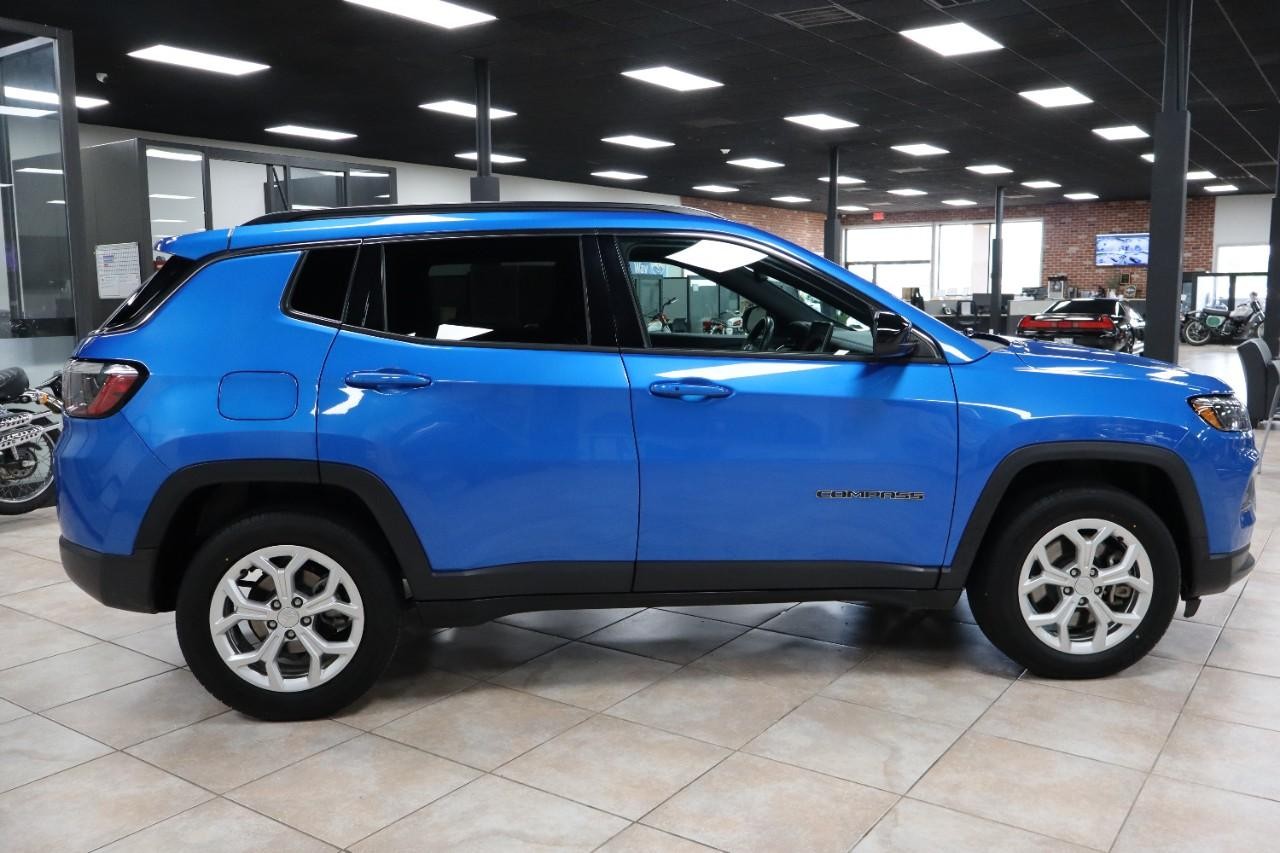 Jeep Compass Vehicle Full-screen Gallery Image 6