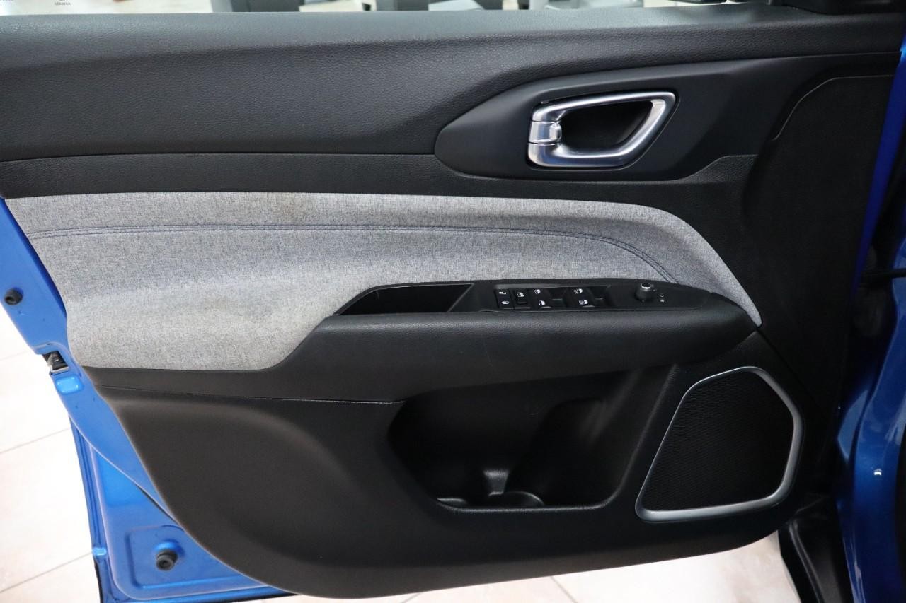 Jeep Compass Vehicle Full-screen Gallery Image 10