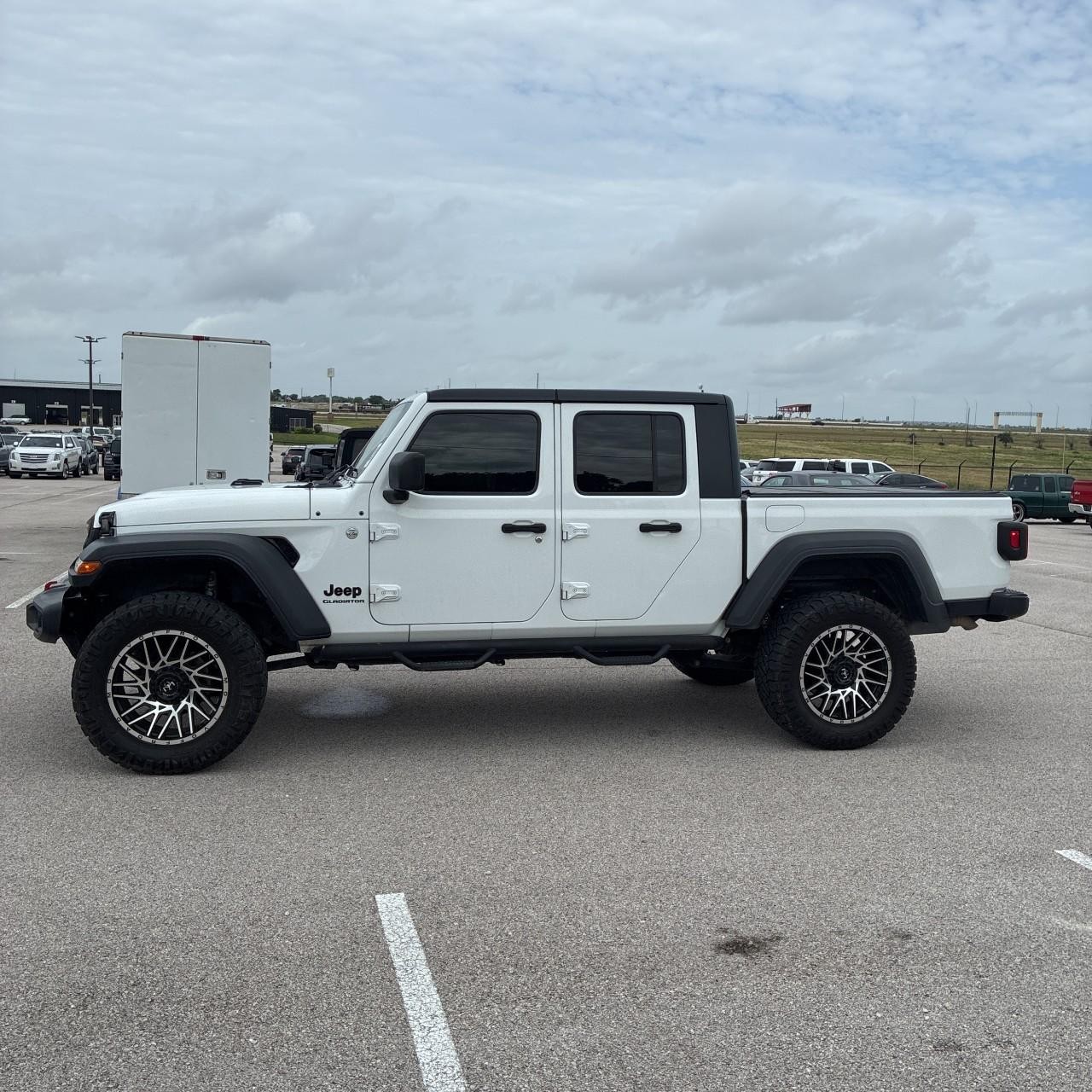Jeep Gladiator Vehicle Full-screen Gallery Image 2