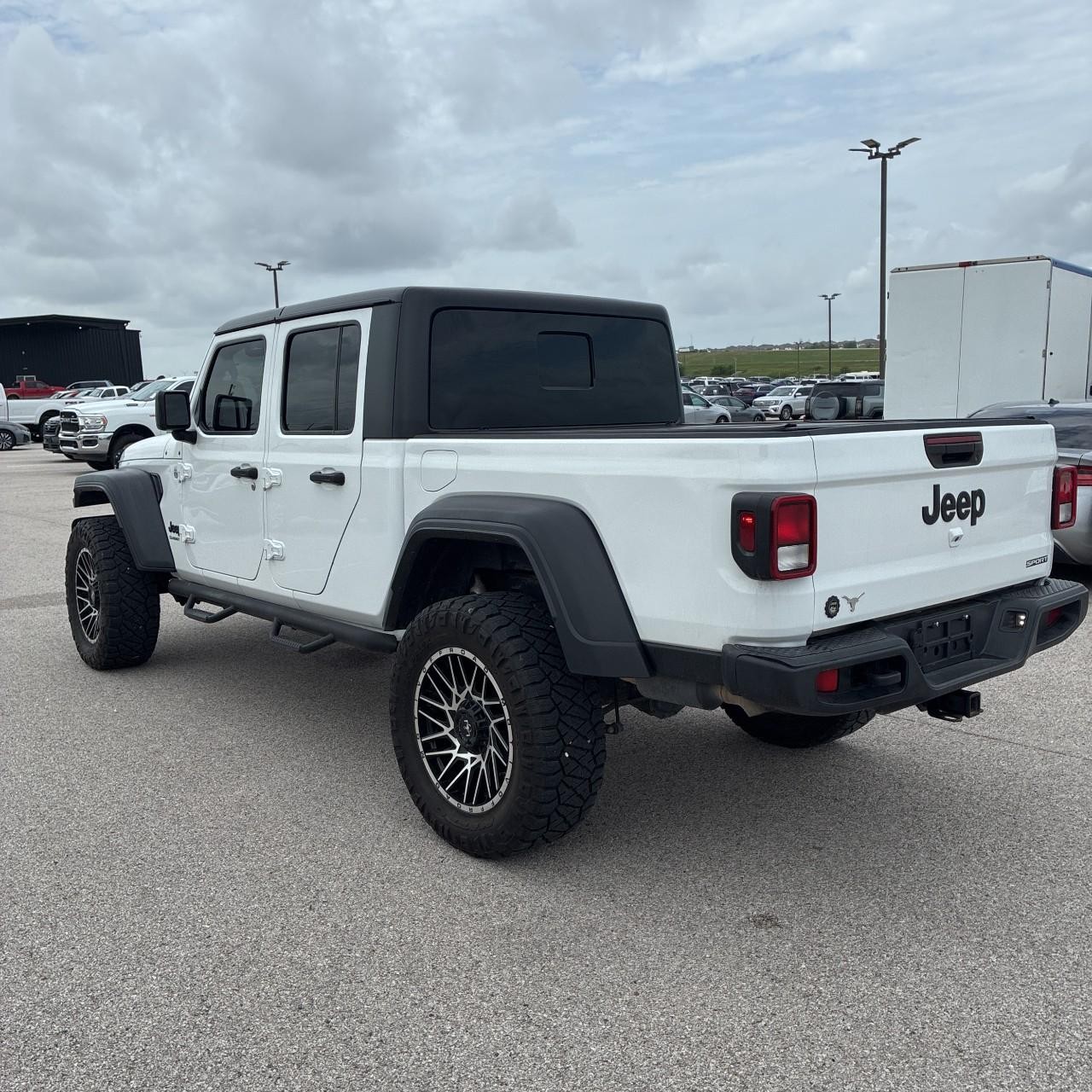 Jeep Gladiator Vehicle Full-screen Gallery Image 3