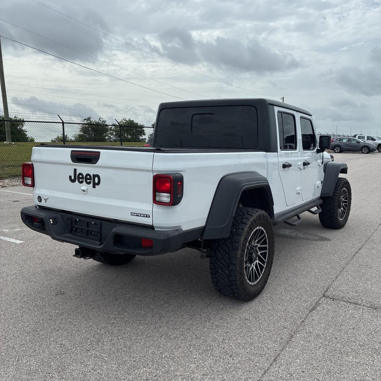 Jeep Gladiator Vehicle Full-screen Gallery Image 5