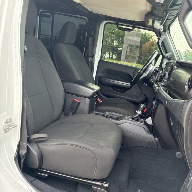 Jeep Gladiator Vehicle Full-screen Gallery Image 10