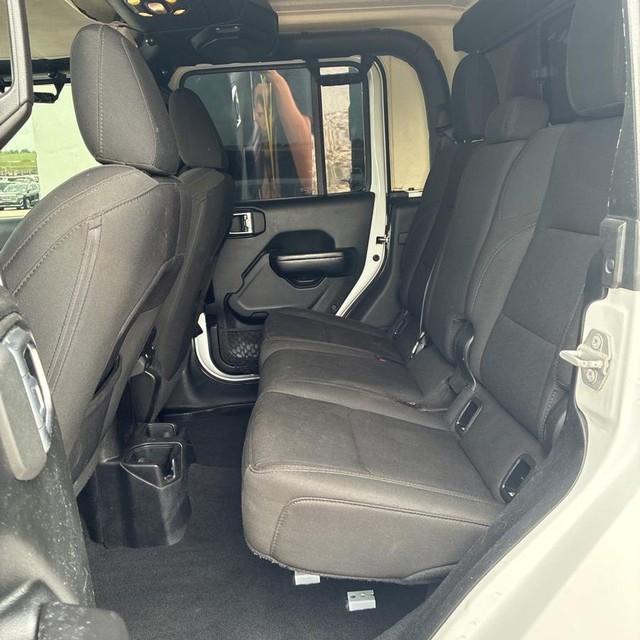 Jeep Gladiator Vehicle Full-screen Gallery Image 11