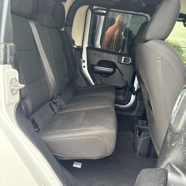Jeep Gladiator Vehicle Full-screen Gallery Image 12